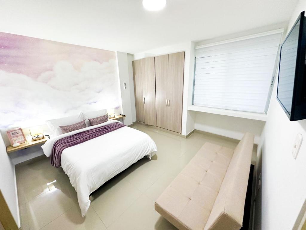 卡塔赫纳Hostal El Cielo的一间卧室设有一张床和一个大窗户