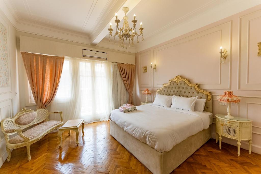 开罗El Otel The Hotel的一间卧室配有一张大床和一个吊灯。