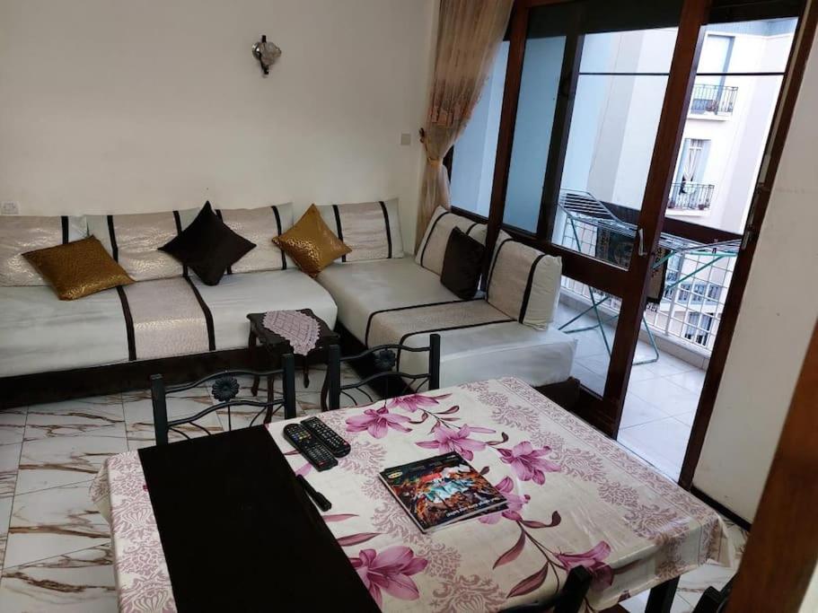 拉巴特Appartement au centre de Rabat à Hassan.的客厅配有沙发和桌子