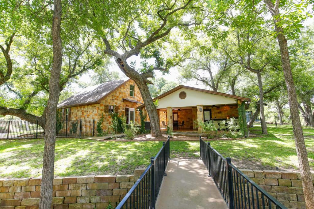 马蹄湾Lake LBJ 4BR Home w/ Boat Deck, Huge Yard的院子前有围栏的房子