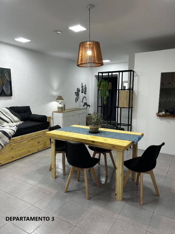 玛利亚镇Sabattini Apart的客厅配有桌椅和1张床