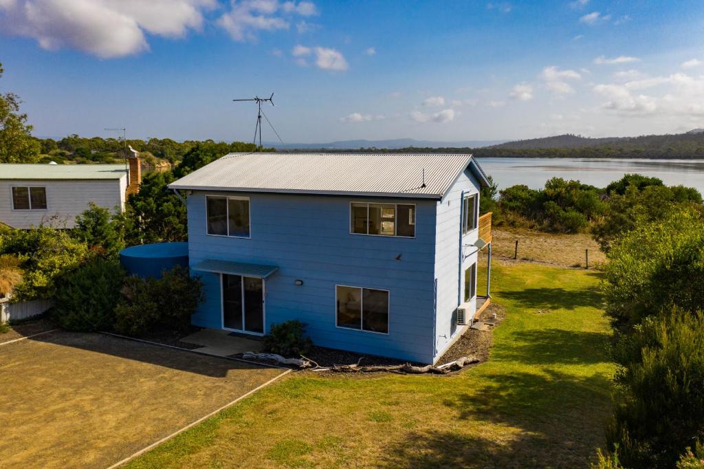科尔斯湾蔚蓝度假屋的湖畔的蓝色房子