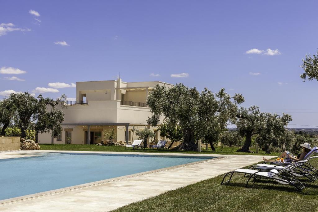 阿莱齐奥Tenuta Monticelli的别墅前设有游泳池