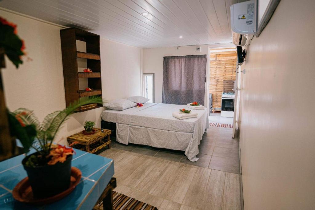波拉波拉Mianahere Studio Bora Bora的卧室配有一张床