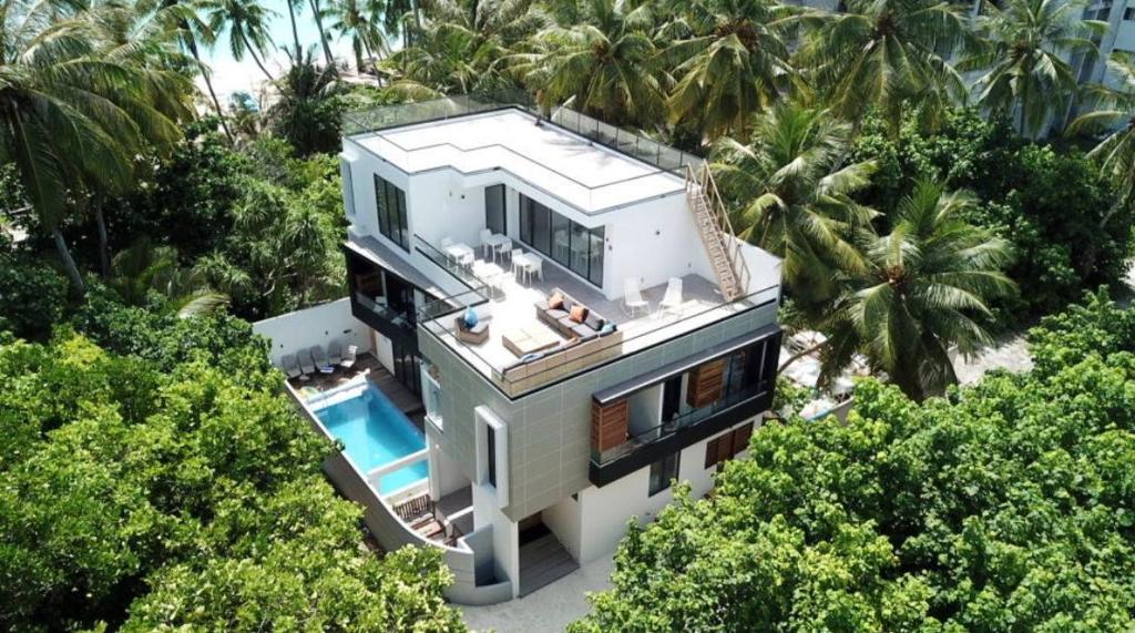 迪古拉Unwind Dhigurah的享有带游泳池的房屋的空中景致