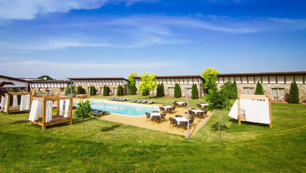 Pianu de Jos高尔夫派努酒店的享有后院的上方景色,设有游泳池