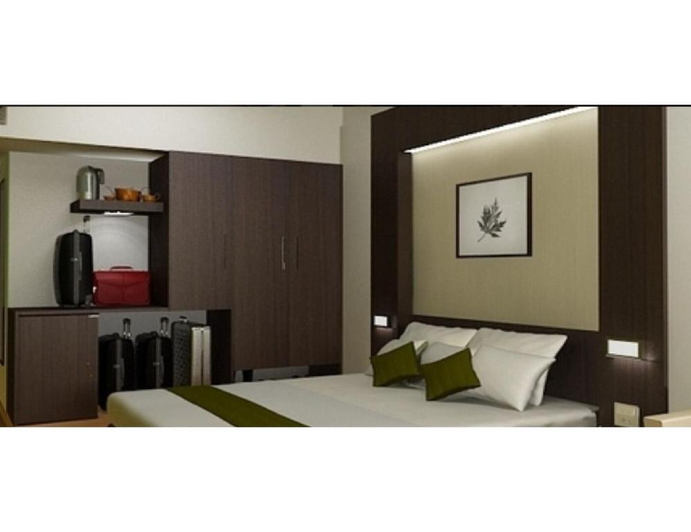 占西Hotel Khard Palace, Jhansi的一间卧室配有一张床和镜子