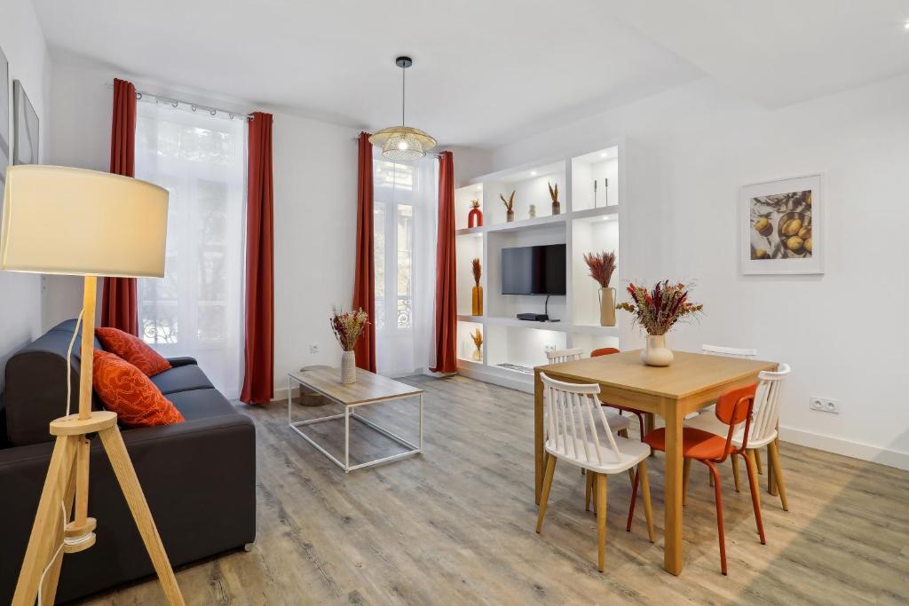 马赛Le confort d'un T3 climatisé en plein coeur de Marseille的客厅配有桌子和沙发