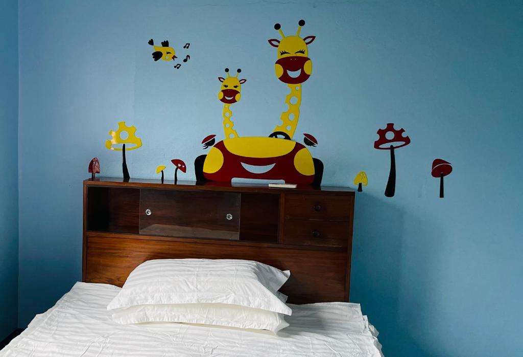 苏瓦Grace house的卧室配有一张壁挂长颈鹿床。