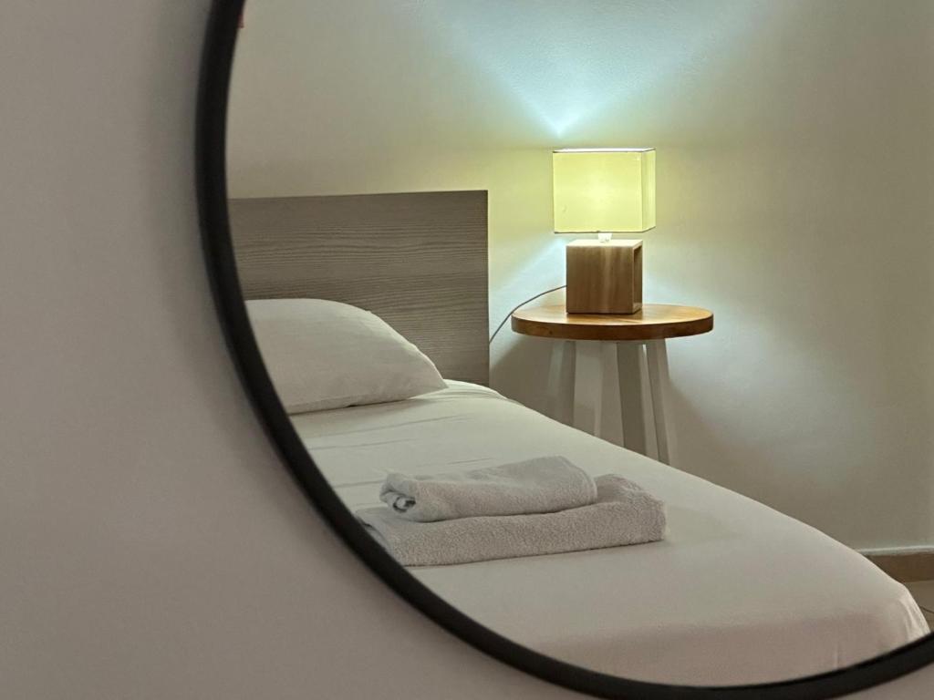 帕福斯国王假日公寓酒店的一间卧室配有一张带镜子的床