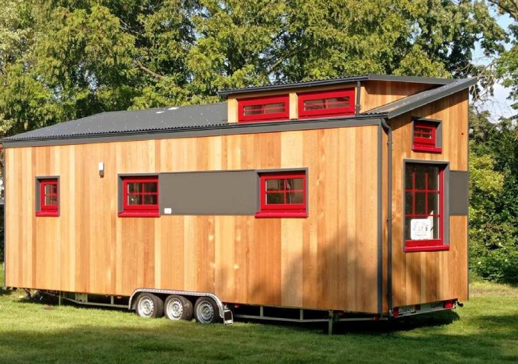 武斯特马克Tiny House Paradies的田野拖车上的一个小房子