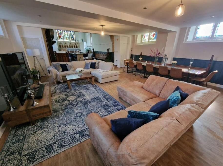 米德尔顿万若Peaceful Church Getaway的带沙发的大型客厅和用餐室