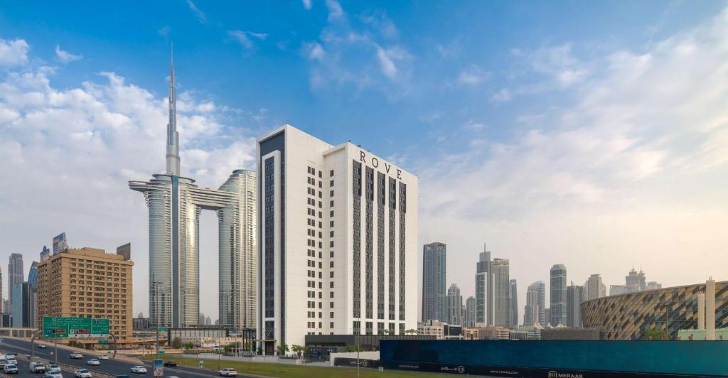 迪拜Rove City Walk的城市前方高大的白色建筑