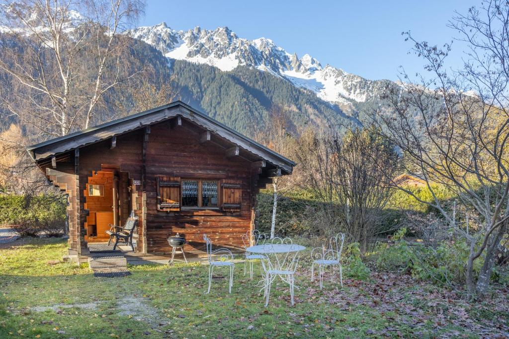 夏蒙尼-勃朗峰Chalet Chacaltaya的山间小屋,配有桌椅