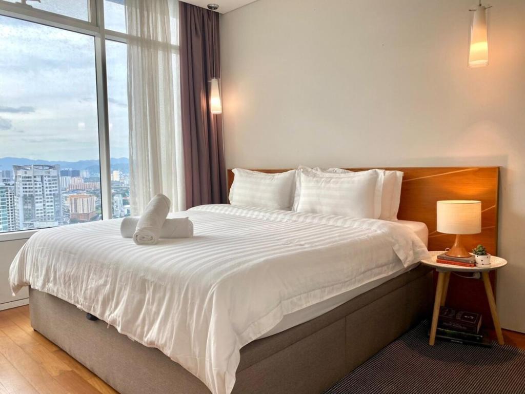 吉隆坡Vortex KLCC Apartment Kuala Lumpur的一间卧室设有一张大床和大窗户
