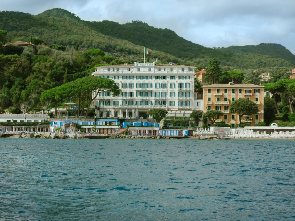 圣玛格丽塔-利古雷米拉梅尔大酒店的水体岸边的白色大建筑