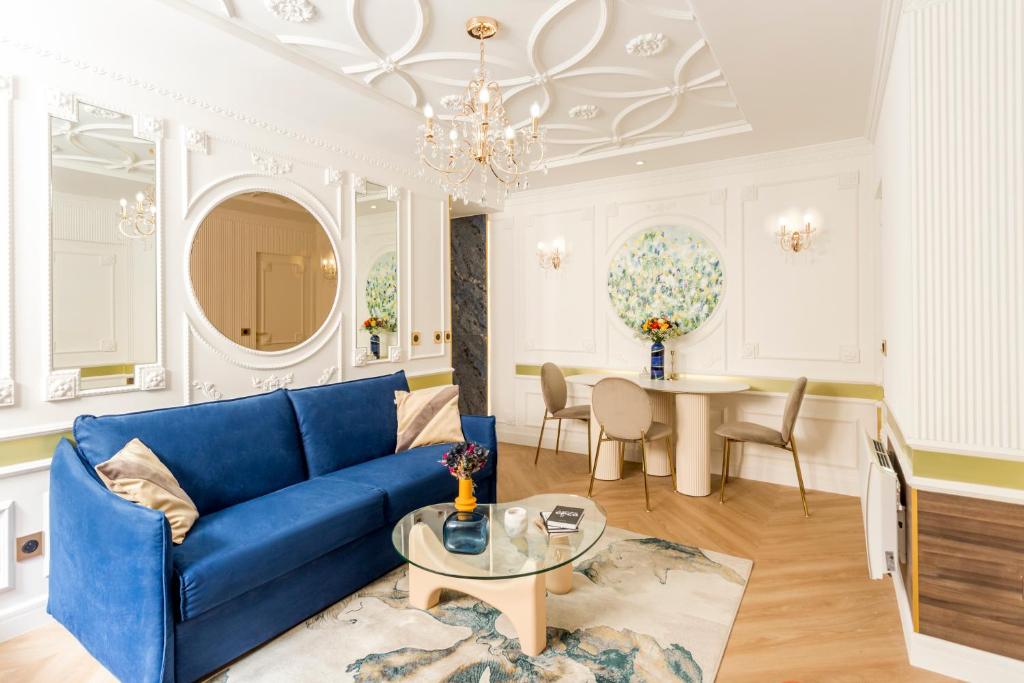 巴黎Luxury 2 Bedroom & 2 Bathroom - Notre Dame的客厅配有蓝色的沙发和桌子