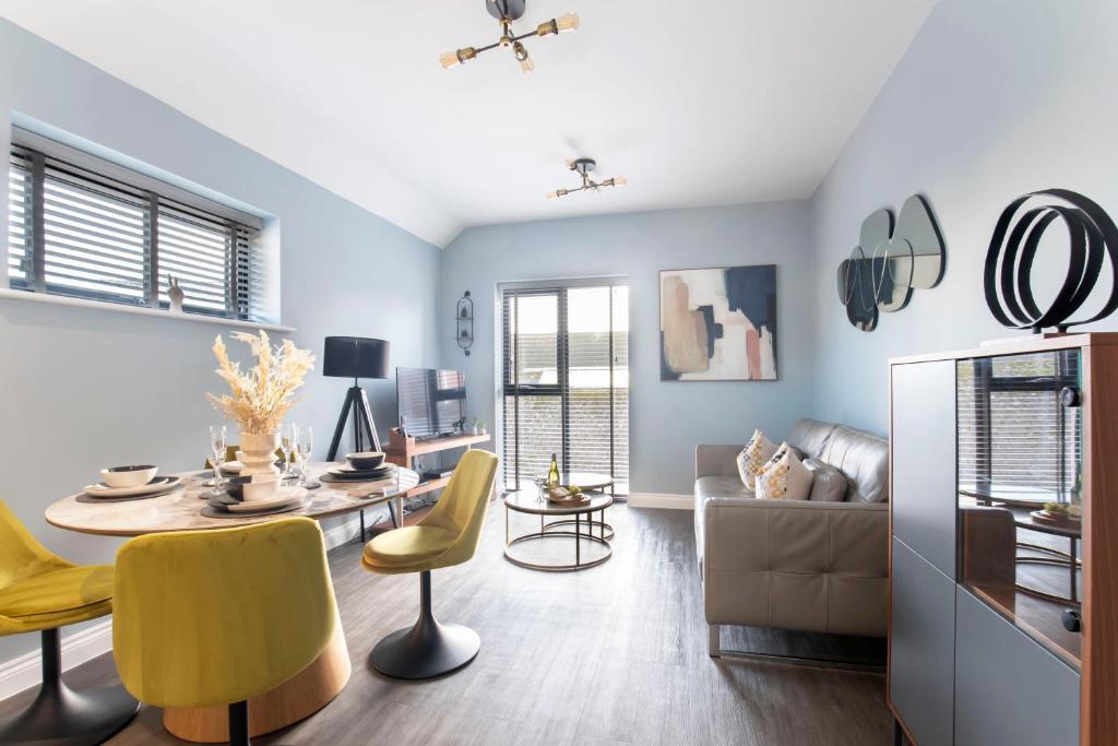 格洛斯特Elliot Oliver - Luxurious Two Bedroom Apartment in The Docks的客厅配有桌子和黄色椅子
