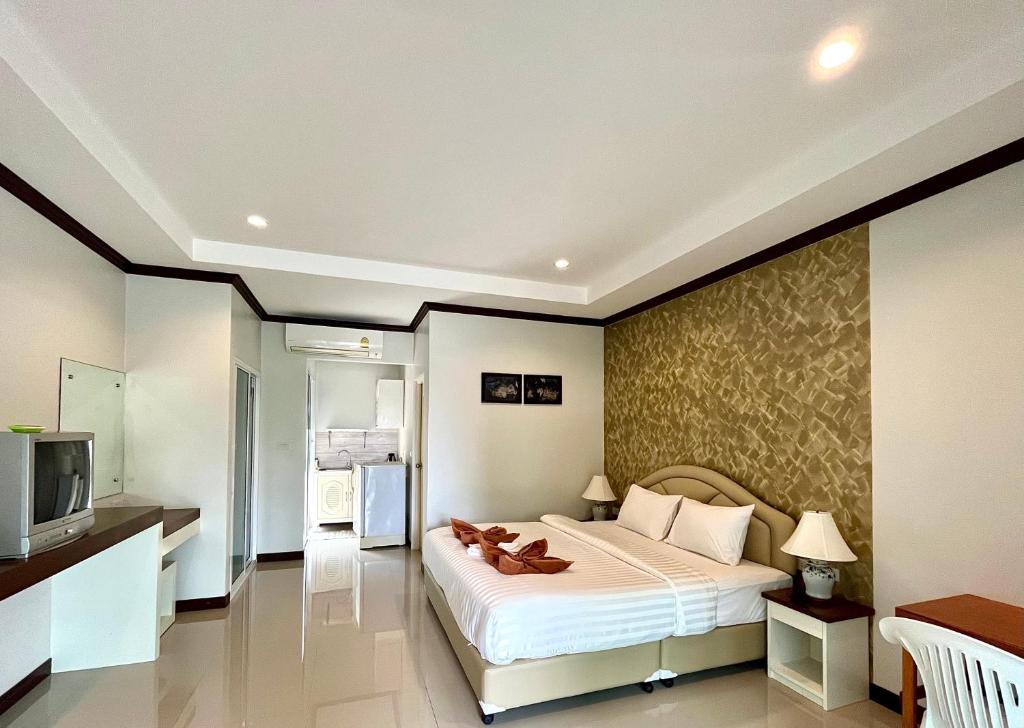 高兰Tan Residence的一间卧室配有一张大床和电视
