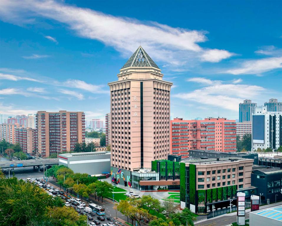 北京北京首北兆龙饭店的一座高大的建筑,有尖塔在城市