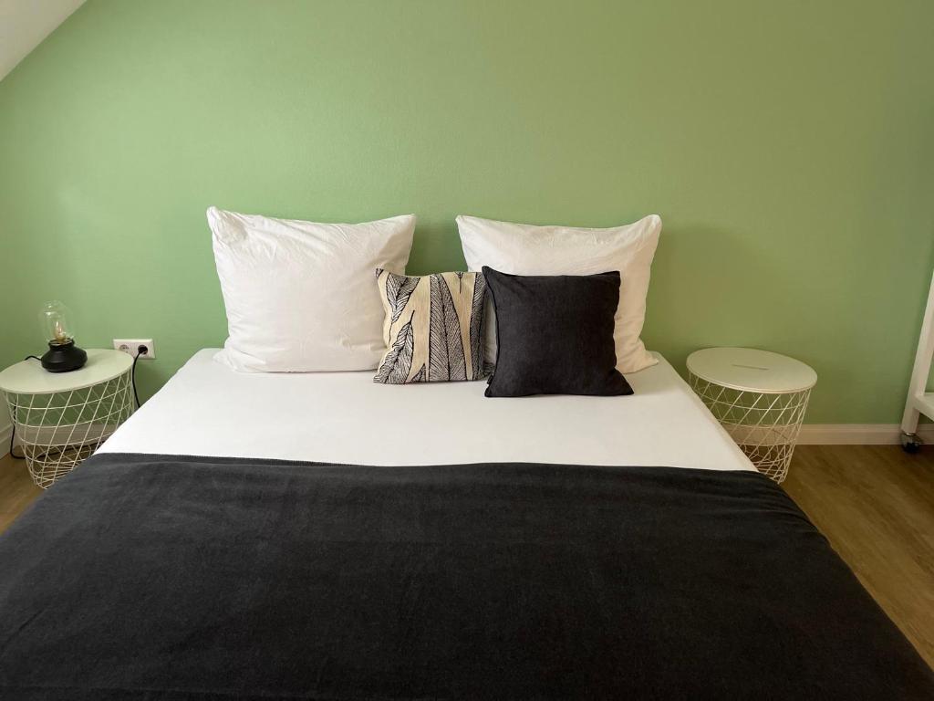 萨尔路易斯Stadtstudio Saarlouis的一张配有白色床单和枕头的大床