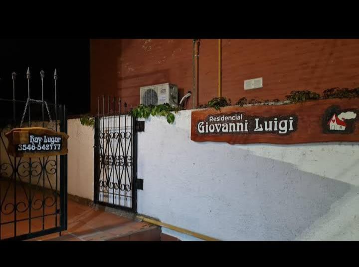 贝尔格拉诺将军镇Giovanni Luigi的建筑前有标志的栅栏