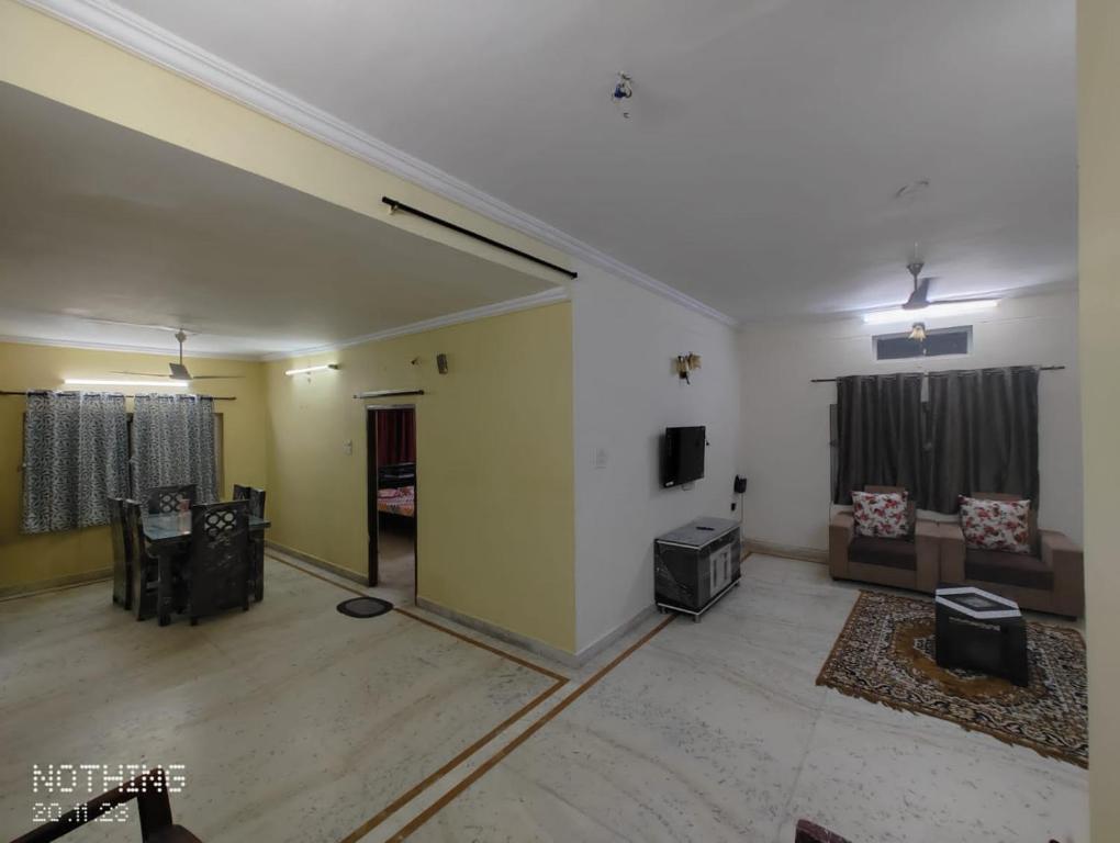 海得拉巴S A Villa的大型客厅配有电视和椅子