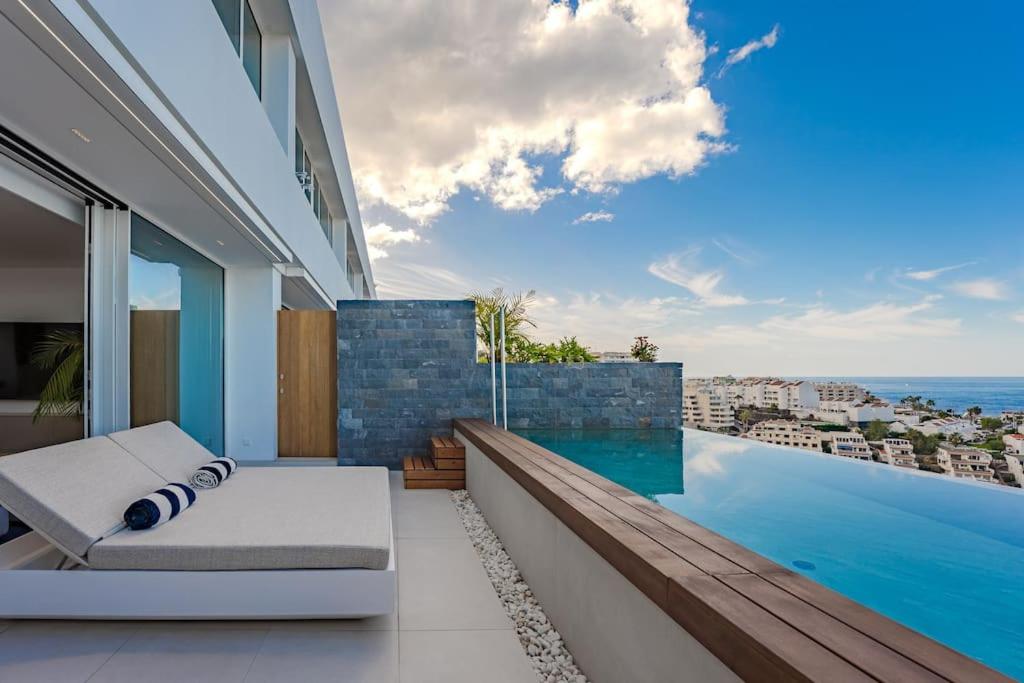阿坎提拉德洛斯基Luxury triplex + pool, jacuzzi - SissiPark Azul的一个带床和游泳池的阳台