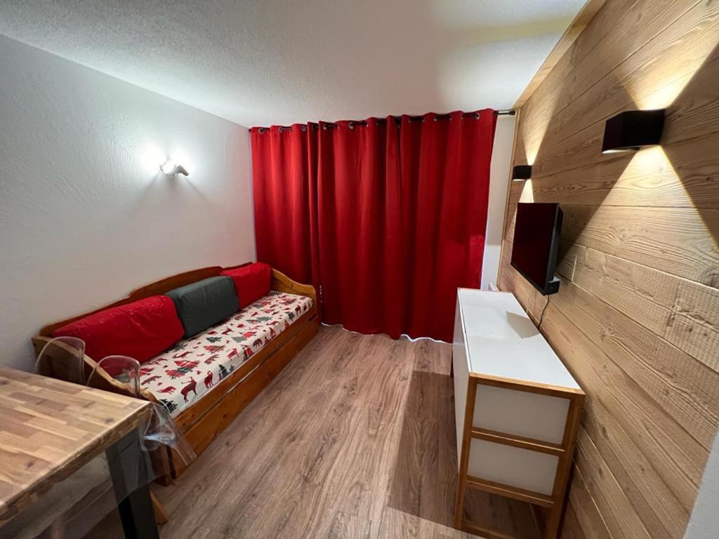 瓦卢瓦尔Appartement Valloire, 2 pièces, 4 personnes - FR-1-263-189的带沙发和红色窗帘的房间