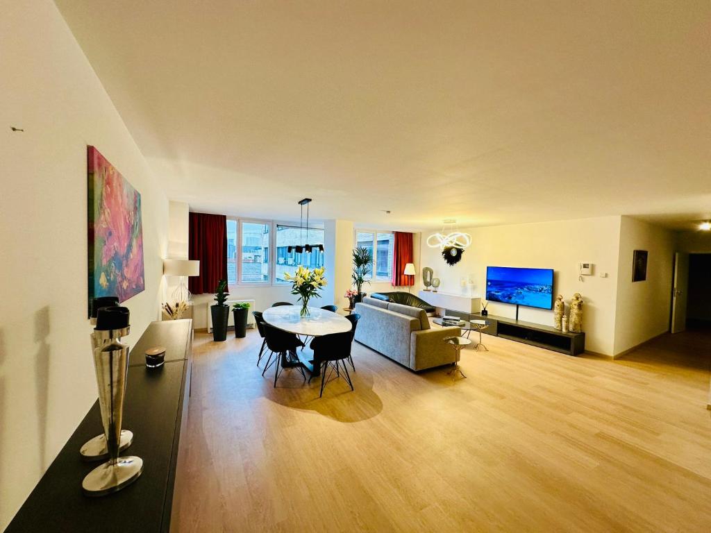 布鲁塞尔Urbanstay Suites Grand Place Luxury Apartment的客厅配有桌子和沙发