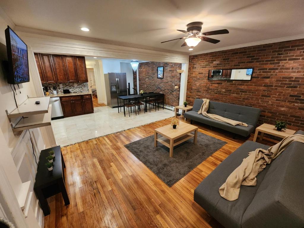 泽西市Stylish 3 bed, minutes to NYC!的客厅配有沙发和桌子