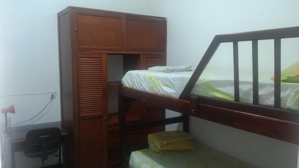 布卡拉曼加Casa San Alonso的一间卧室配有双层床和木制橱柜