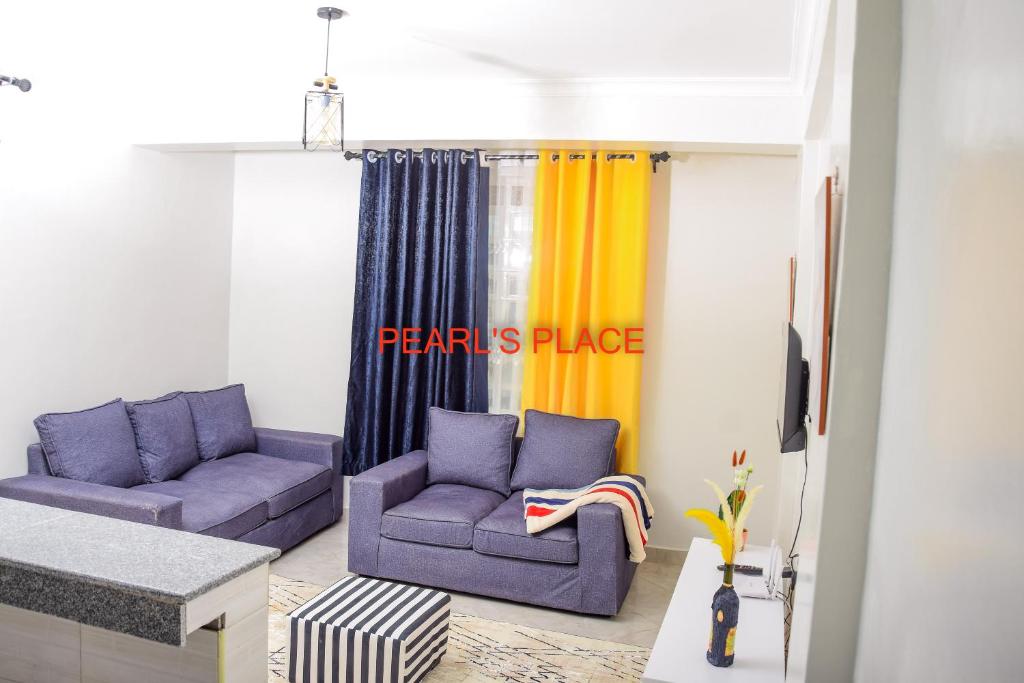 MeruPearl's Place的客厅配有两张紫色沙发和黄色窗帘