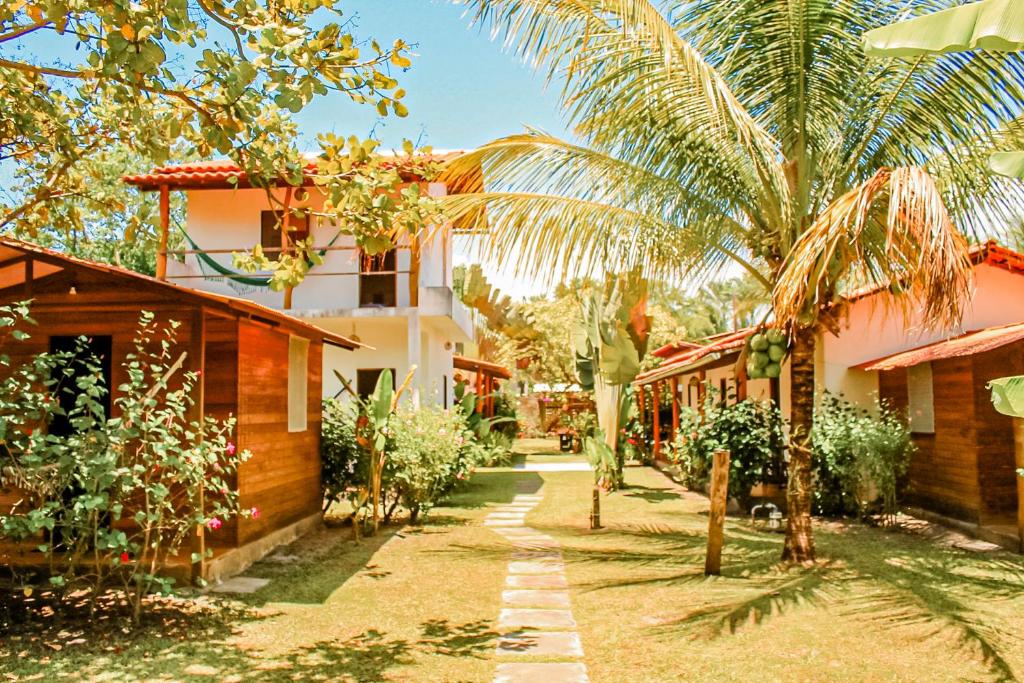 伊尔哈德博伊巴Family Guest House的棕榈树和建筑的庭院