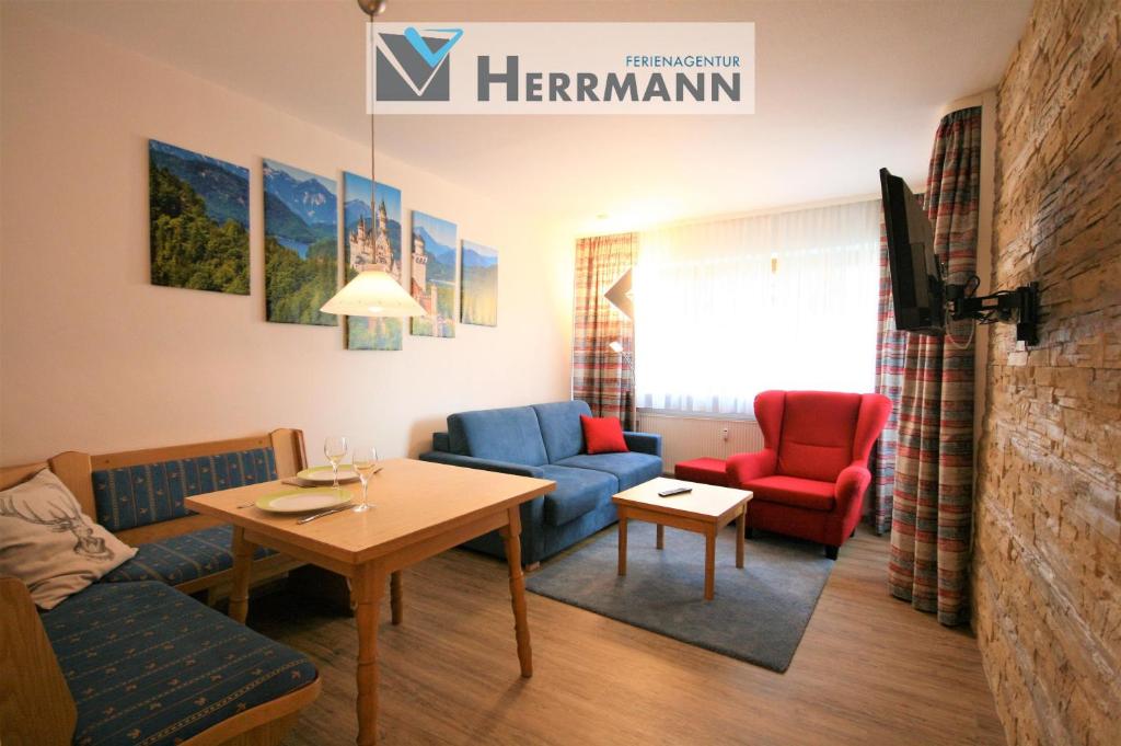 施万高Ferienwohnung Vera的客厅配有蓝色和红色的椅子和桌子