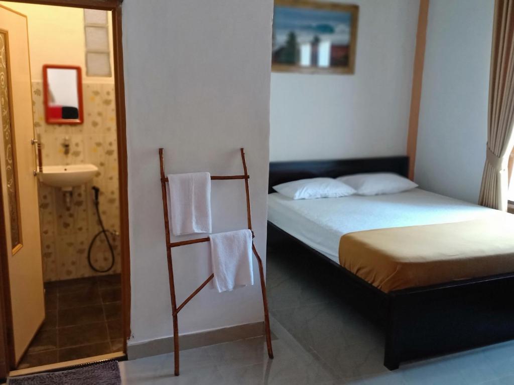 KruiWalur Surf Villa的一间酒店客房 - 带一张床和一间浴室