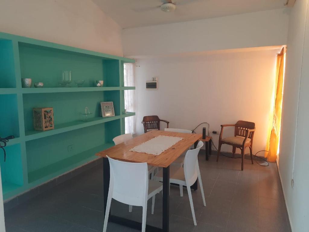 圣地亚哥-德尔埃斯特罗casa familiar confortable的一间带木桌和椅子的用餐室
