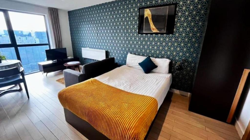 利物浦Modern Studio Apartment by BOLD Apartments的配有一张床和一把椅子的酒店客房