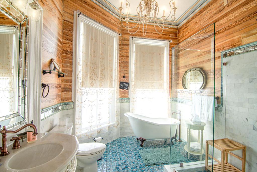 基韦斯特艺术之家酒店的带浴缸、卫生间和盥洗盆的浴室
