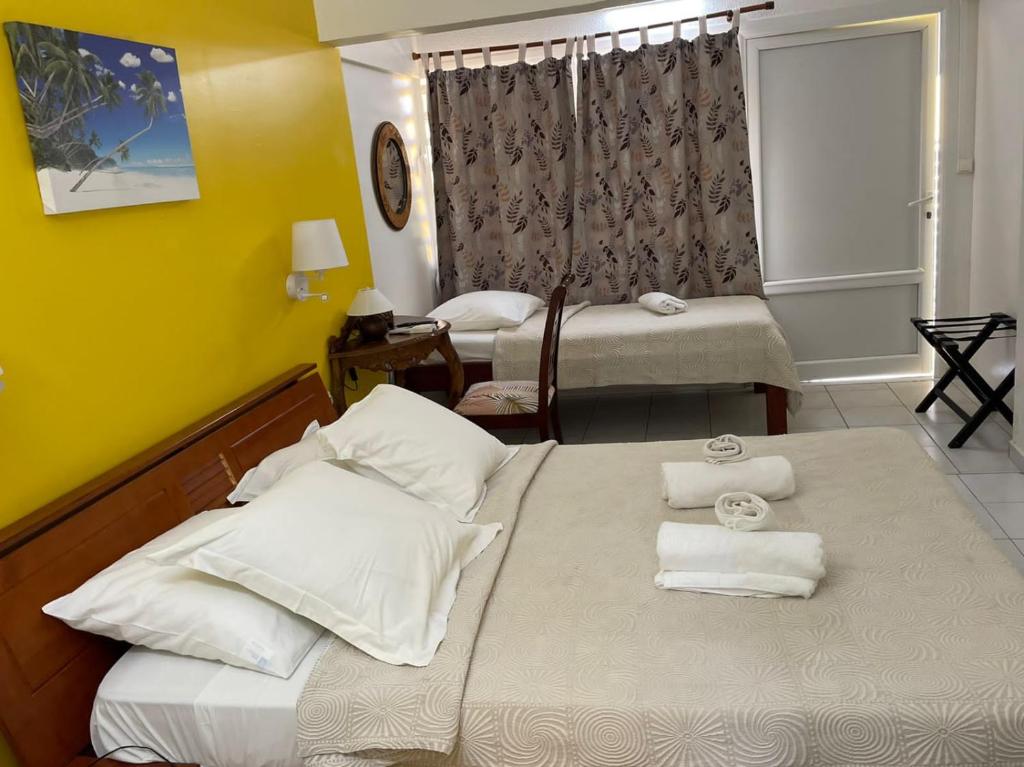 圣安尼乐鲁塔巴斯酒店的酒店客房,配有两张带毛巾的床