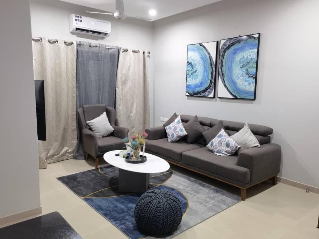 班珠尔Modern 2-bedroom unit with pool and beach access的客厅配有沙发和桌子