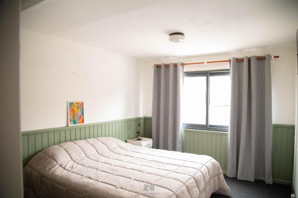 埃斯克尔Hostería Las Rosas的一间卧室设有一张床和一个窗口