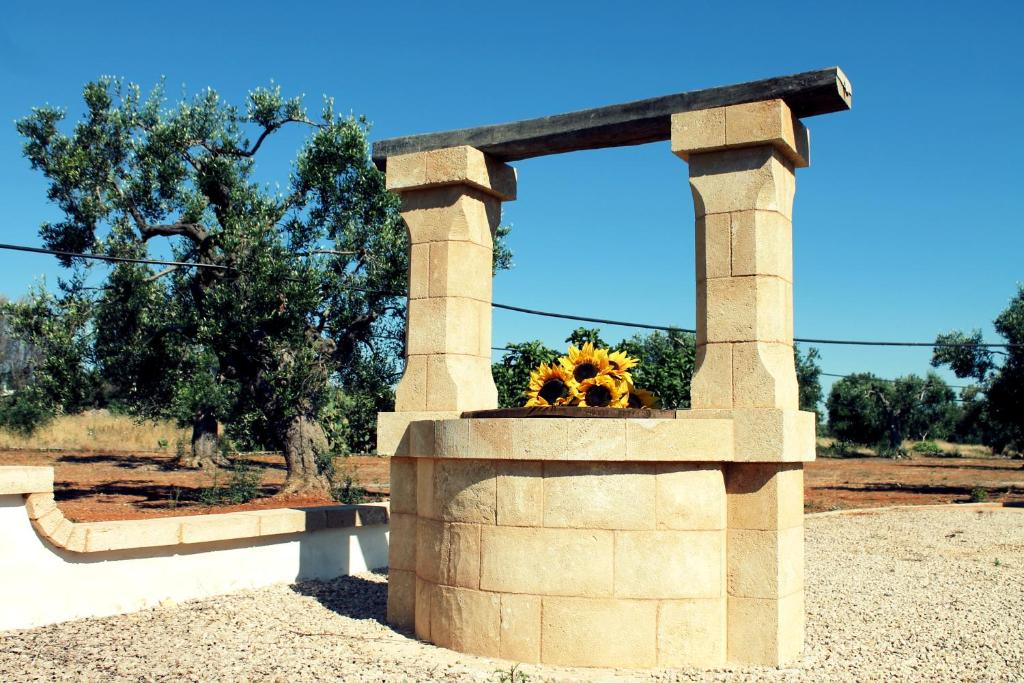 玛丽娜迪曼卡维萨Country Salenthouse的一座石头纪念碑,里面装着向日葵