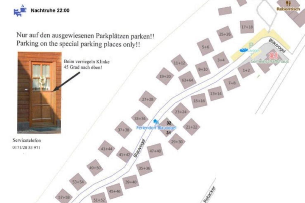 哈瑟尔费尔德Ferienhaus 08 Blauvogel的停车场的平面图,有门