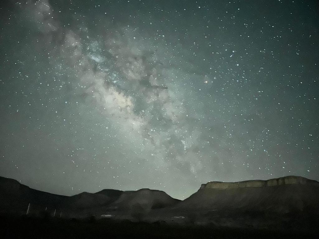 NkobMagical Berber Camp的星空中流 ⁇ 的夜