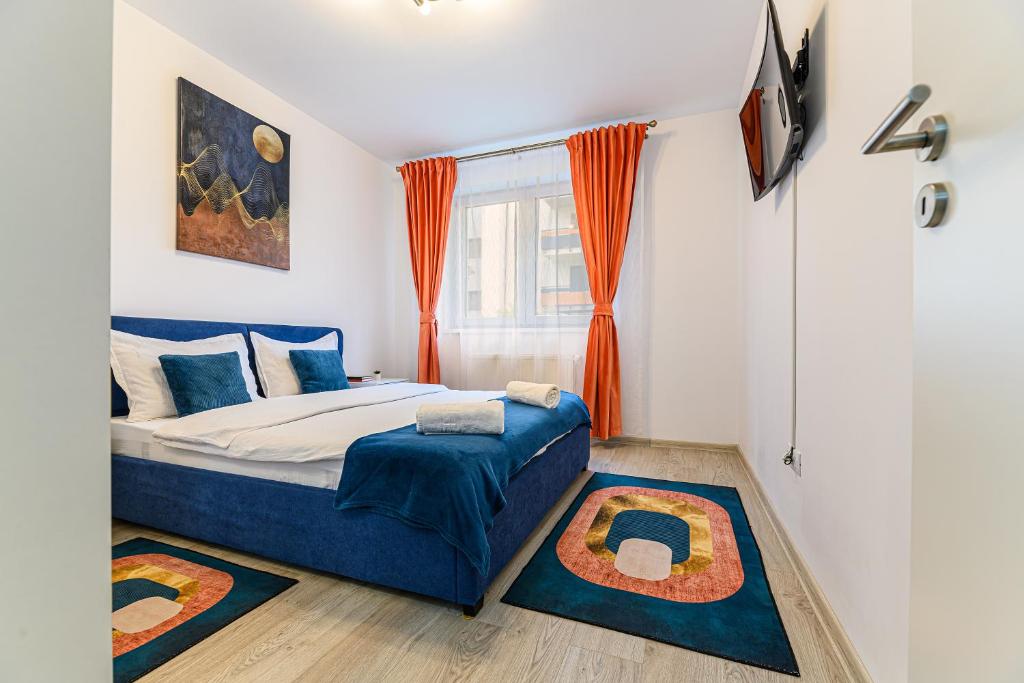 布拉索夫Grandis Residence Apartment的一间卧室配有床和橙色窗帘的窗户