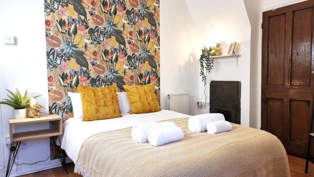 伦敦3 bed flat O2 arena Dyson house的卧室配有一张带黄色枕头的大型白色床。