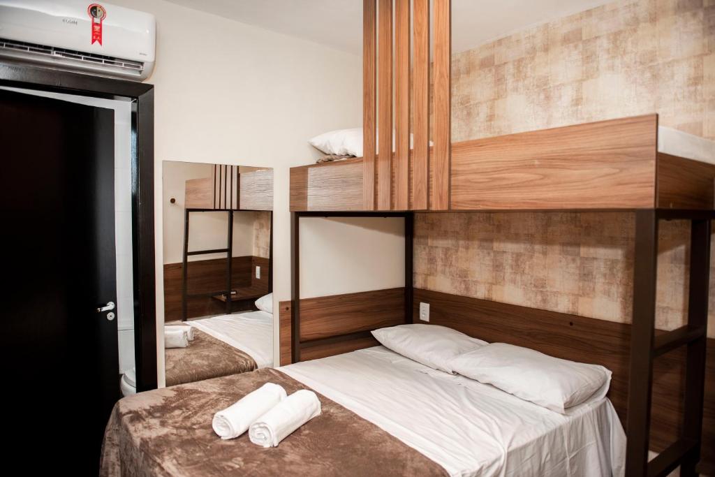 圣保罗Uny Hotéis Brás的卧室配有2张双层床和白色毛巾