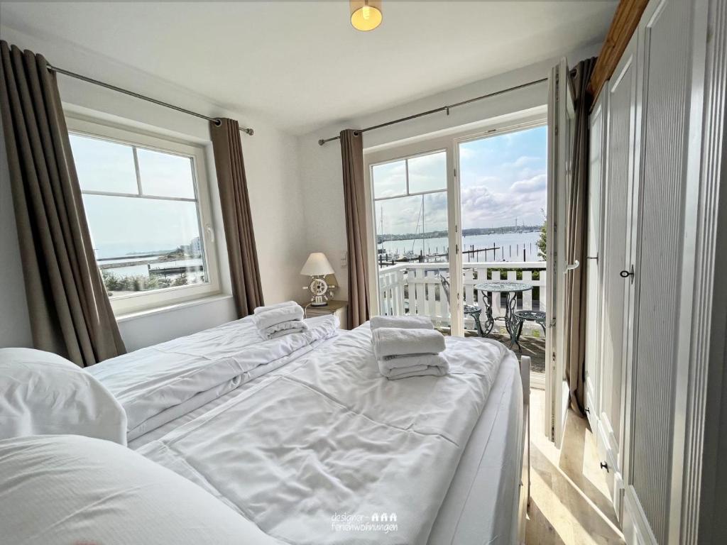 奥尔本尼兹The Sea Room的一间卧室设有一张床和一个大窗户