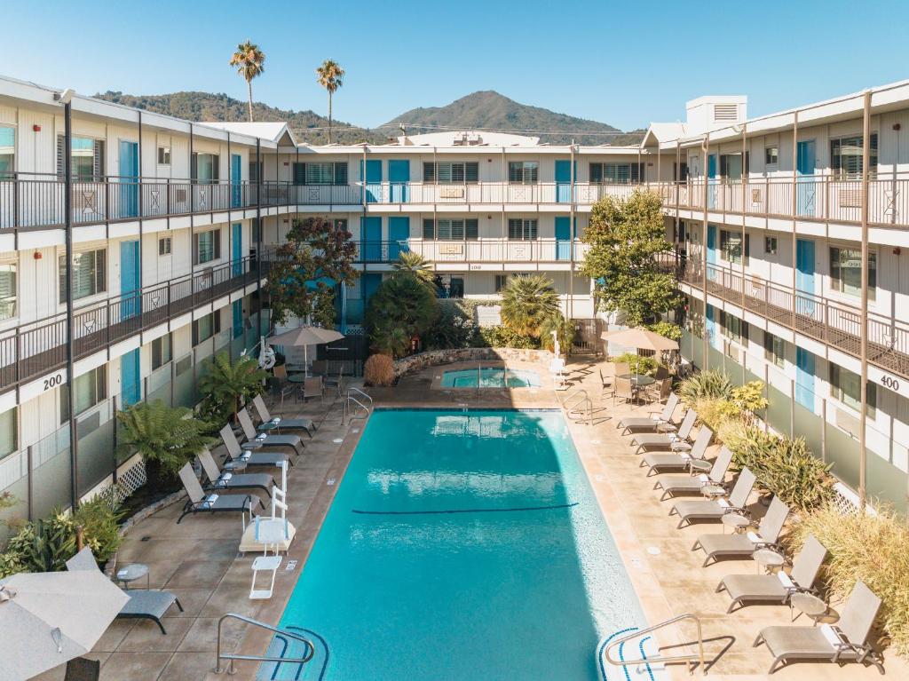 科尔蒂马德拉马林套房酒店的享有酒店空中景致,设有游泳池和躺椅
